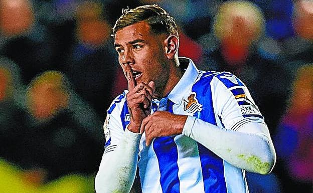 Theo manda callar a la grada del Ciutat de Valencia tras marcar el 1-1. 