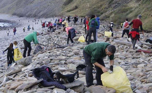 Cerca de 200 personas han acudido a limpiar la costa entre Deba y Zumaia.