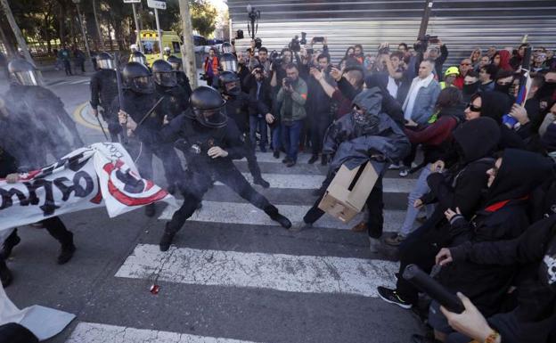 Los Mossos vuelven a cargar contra los manifestantes independentistas 