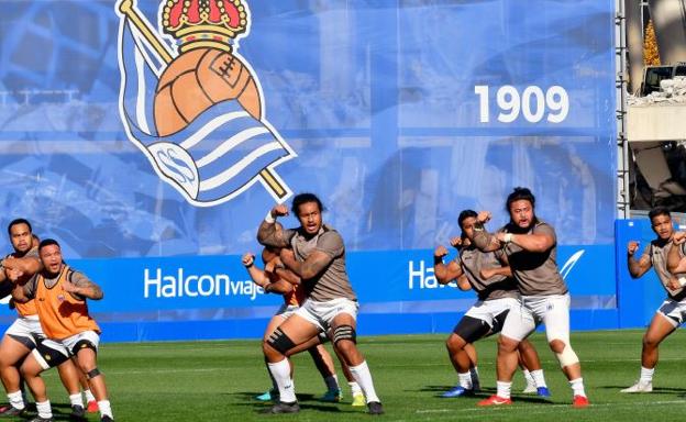 Los jugadores samoanos ensayan ayer en Anoeta el 'siva tau'.