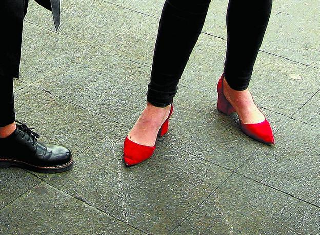 Los zapatos rojos serán protagonistas en las calles. 