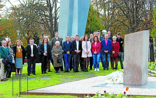 Ofrenda a las víctimas. Familiares y políticos se reunieron en la avenida de Iparralde. 