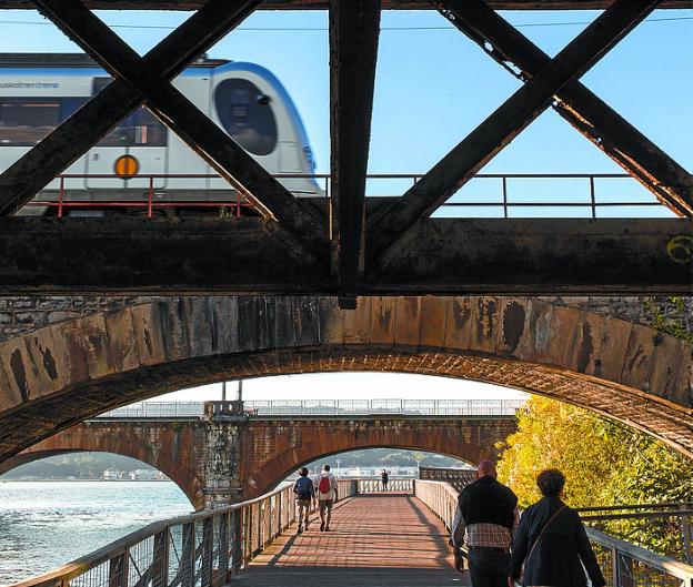 Muga. La pasarela de Hendaya bajo los puentes de Euskotren y Renfe.
