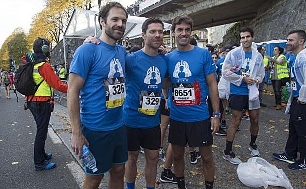 Mikel y Xabi Alonso junto a Xabi Prieto en la salida de la prueba