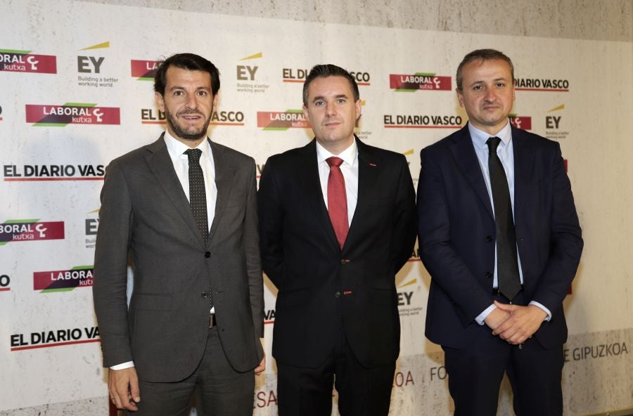 La ministra de Economía y Empresa, Nadia Calviño, interviene en el VII Foro Empresarial de la Cámara de Comercio de Gipuzkoa, acompañada por el presidente de Laboral Kutxa, Txomin García, el de El Diario Vasco, José María Bergareche, y el de EY España, José Luis Perelli 