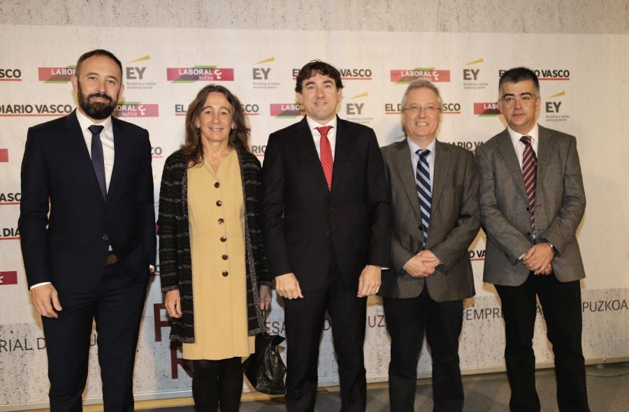 La ministra de Economía y Empresa, Nadia Calviño, interviene en el VII Foro Empresarial de la Cámara de Comercio de Gipuzkoa, acompañada por el presidente de Laboral Kutxa, Txomin García, el de El Diario Vasco, José María Bergareche, y el de EY España, José Luis Perelli 
