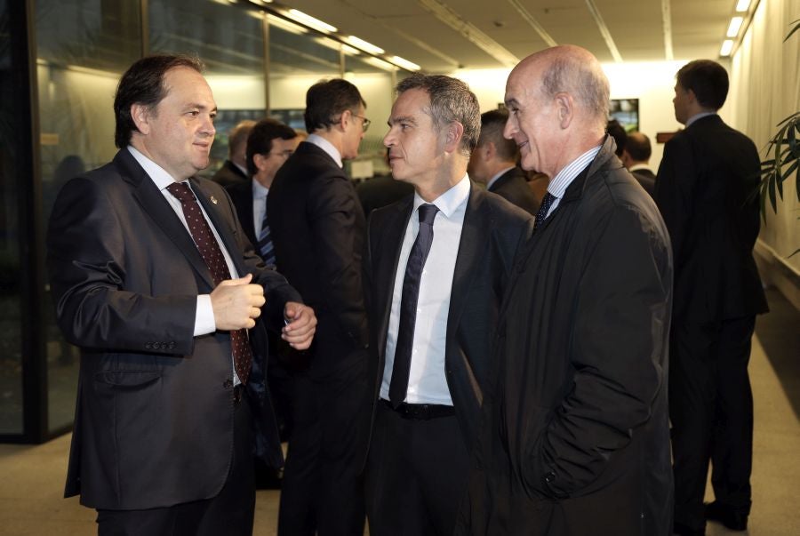 La ministra de Economía y Empresa, Nadia Calviño, interviene en el VII Foro Empresarial de la Cámara de Comercio de Gipuzkoa, acompañada por el presidente de Laboral Kutxa, Txomin García, el de El Diario Vasco, José María Bergareche, y el de EY España, José Luis Perelli 