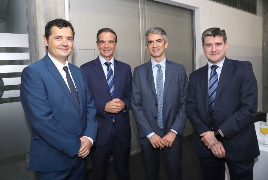 La ministra de Economía y Empresa, Nadia Calviño, interviene en el VII Foro Empresarial de la Cámara de Comercio de Gipuzkoa, acompañada por el presidente de Laboral Kutxa, Txomin García, el de El Diario Vasco, José María Bergareche, y el de EY España, José Luis Perelli 