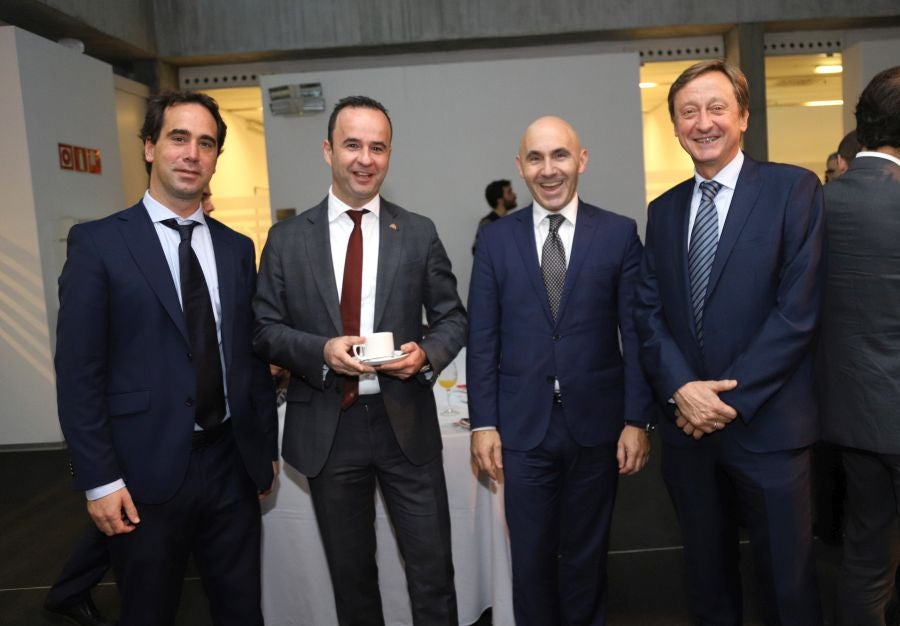 La ministra de Economía y Empresa, Nadia Calviño, interviene en el VII Foro Empresarial de la Cámara de Comercio de Gipuzkoa, acompañada por el presidente de Laboral Kutxa, Txomin García, el de El Diario Vasco, José María Bergareche, y el de EY España, José Luis Perelli 