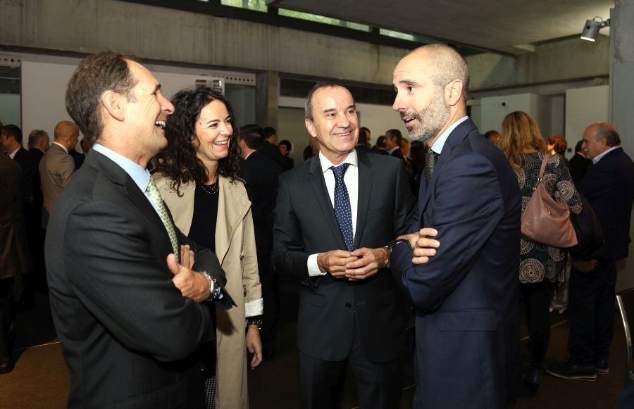 La ministra de Economía y Empresa, Nadia Calviño, interviene en el VII Foro Empresarial de la Cámara de Comercio de Gipuzkoa, acompañada por el presidente de Laboral Kutxa, Txomin García, el de El Diario Vasco, José María Bergareche, y el de EY España, José Luis Perelli 