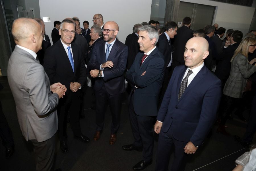 La ministra de Economía y Empresa, Nadia Calviño, interviene en el VII Foro Empresarial de la Cámara de Comercio de Gipuzkoa, acompañada por el presidente de Laboral Kutxa, Txomin García, el de El Diario Vasco, José María Bergareche, y el de EY España, José Luis Perelli 