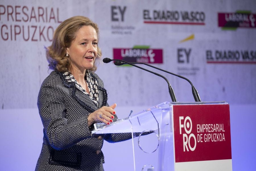 La ministra de Economía y Empresa, Nadia Calviño, interviene en el VII Foro Empresarial de la Cámara de Comercio de Gipuzkoa, acompañada por el presidente de Laboral Kutxa, Txomin García, el de El Diario Vasco, José María Bergareche, y el de EY España, José Luis Perelli 