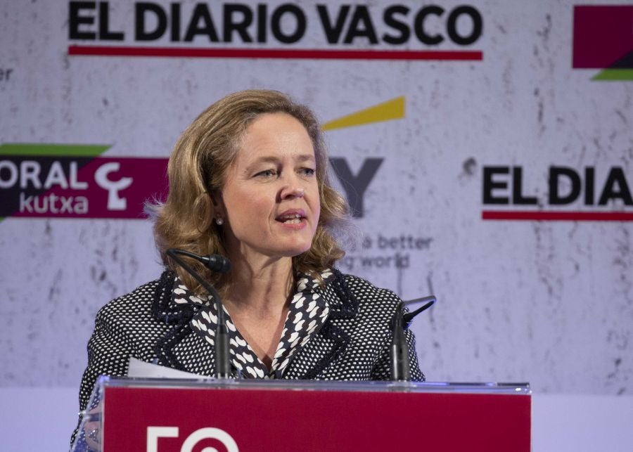 La ministra de Economía y Empresa, Nadia Calviño, interviene en el VII Foro Empresarial de la Cámara de Comercio de Gipuzkoa, acompañada por el presidente de Laboral Kutxa, Txomin García, el de El Diario Vasco, José María Bergareche, y el de EY España, José Luis Perelli 