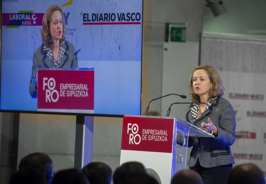 La ministra de Economía y Empresa, Nadia Calviño, interviene en el VII Foro Empresarial de la Cámara de Comercio de Gipuzkoa, acompañada por el presidente de Laboral Kutxa, Txomin García, el de El Diario Vasco, José María Bergareche, y el de EY España, José Luis Perelli 