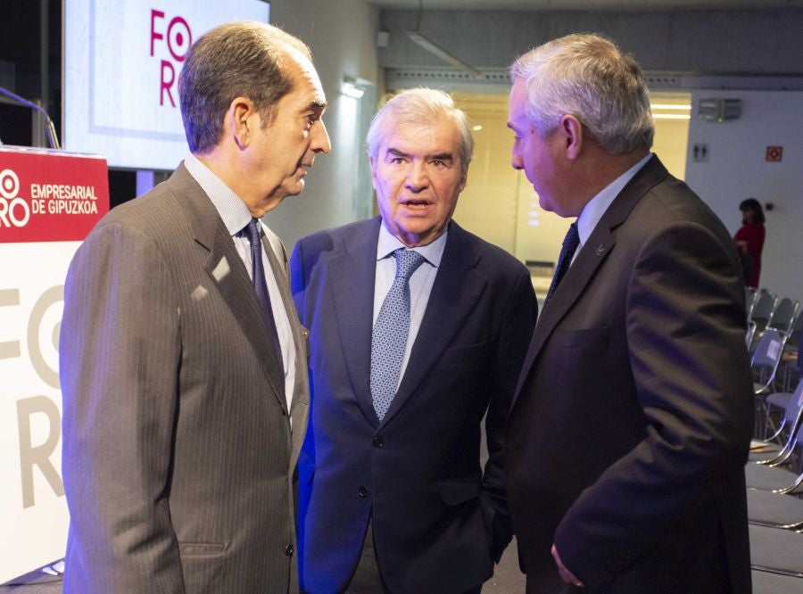 La ministra de Economía y Empresa, Nadia Calviño, interviene en el VII Foro Empresarial de la Cámara de Comercio de Gipuzkoa, acompañada por el presidente de Laboral Kutxa, Txomin García, el de El Diario Vasco, José María Bergareche, y el de EY España, José Luis Perelli 