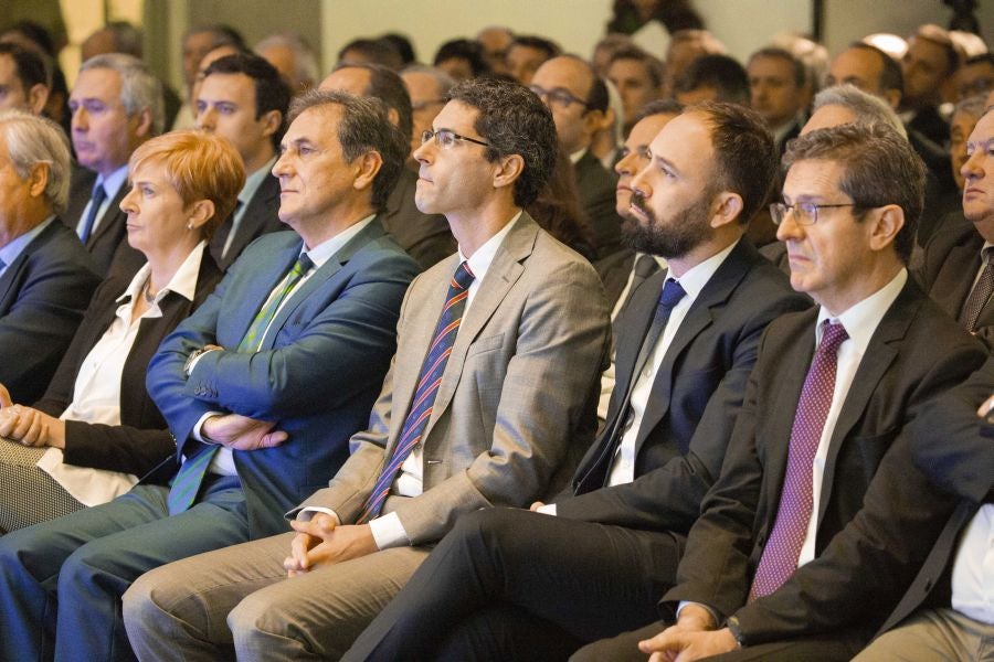 La ministra de Economía y Empresa, Nadia Calviño, interviene en el VII Foro Empresarial de la Cámara de Comercio de Gipuzkoa, acompañada por el presidente de Laboral Kutxa, Txomin García, el de El Diario Vasco, José María Bergareche, y el de EY España, José Luis Perelli 