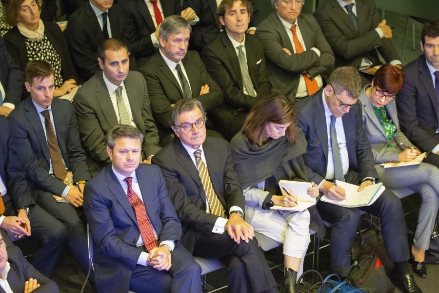 La ministra de Economía y Empresa, Nadia Calviño, interviene en el VII Foro Empresarial de la Cámara de Comercio de Gipuzkoa, acompañada por el presidente de Laboral Kutxa, Txomin García, el de El Diario Vasco, José María Bergareche, y el de EY España, José Luis Perelli 