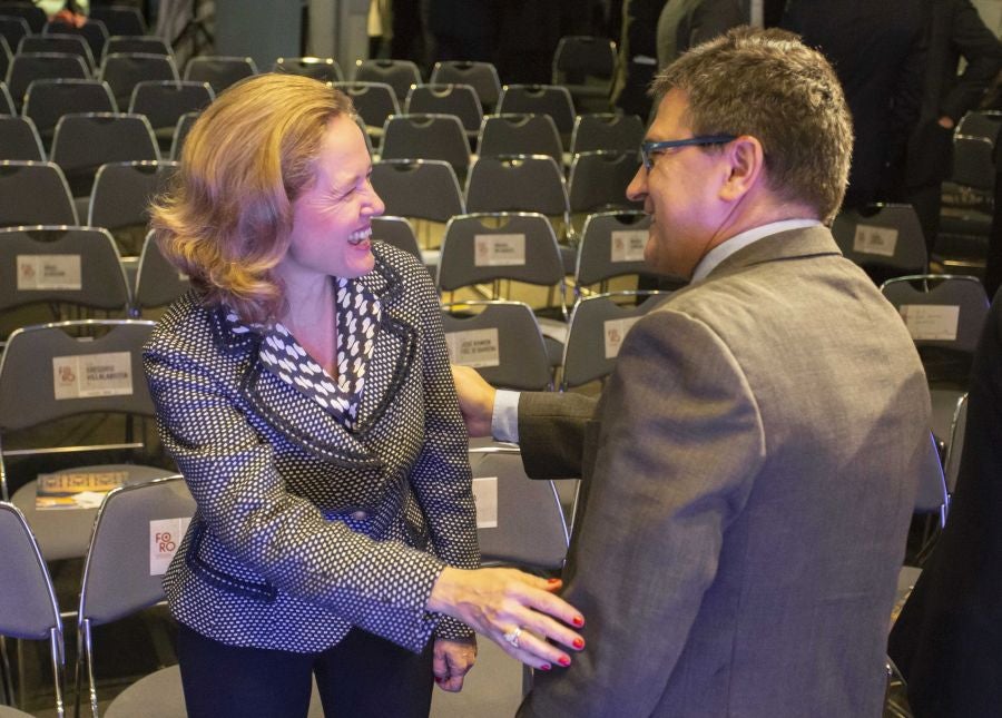 La ministra de Economía y Empresa, Nadia Calviño, interviene en el VII Foro Empresarial de la Cámara de Comercio de Gipuzkoa, acompañada por el presidente de Laboral Kutxa, Txomin García, el de El Diario Vasco, José María Bergareche, y el de EY España, José Luis Perelli 