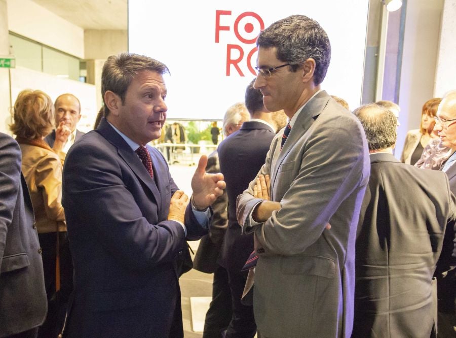 La ministra de Economía y Empresa, Nadia Calviño, interviene en el VII Foro Empresarial de la Cámara de Comercio de Gipuzkoa, acompañada por el presidente de Laboral Kutxa, Txomin García, el de El Diario Vasco, José María Bergareche, y el de EY España, José Luis Perelli 