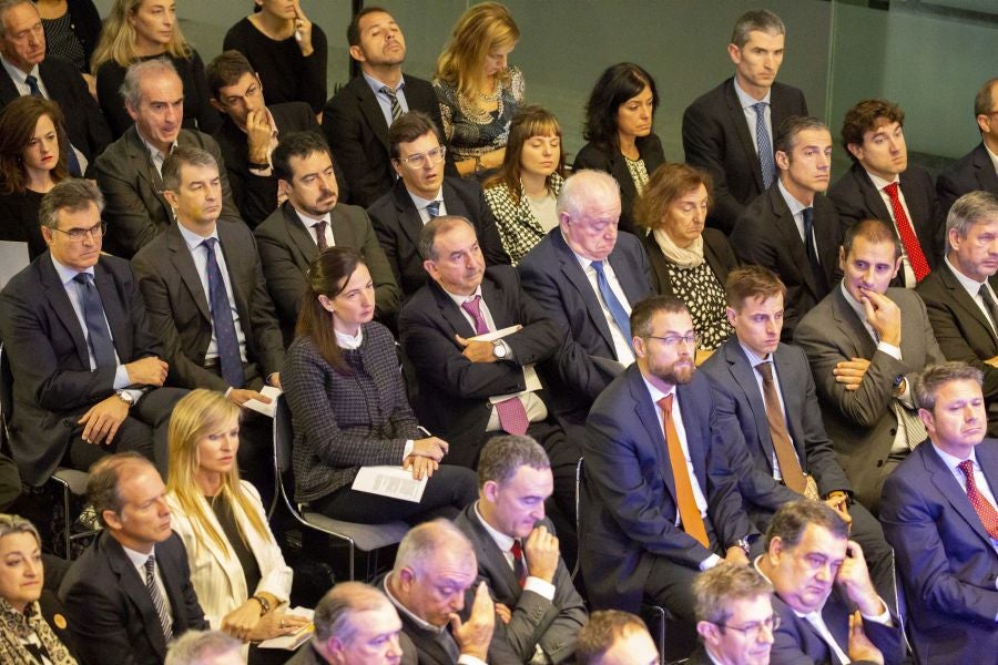 La ministra de Economía y Empresa, Nadia Calviño, interviene en el VII Foro Empresarial de la Cámara de Comercio de Gipuzkoa, acompañada por el presidente de Laboral Kutxa, Txomin García, el de El Diario Vasco, José María Bergareche, y el de EY España, José Luis Perelli 