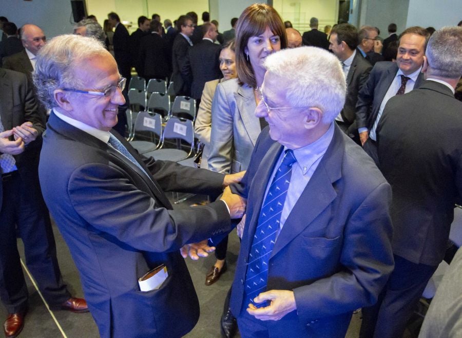 La ministra de Economía y Empresa, Nadia Calviño, interviene en el VII Foro Empresarial de la Cámara de Comercio de Gipuzkoa, acompañada por el presidente de Laboral Kutxa, Txomin García, el de El Diario Vasco, José María Bergareche, y el de EY España, José Luis Perelli 