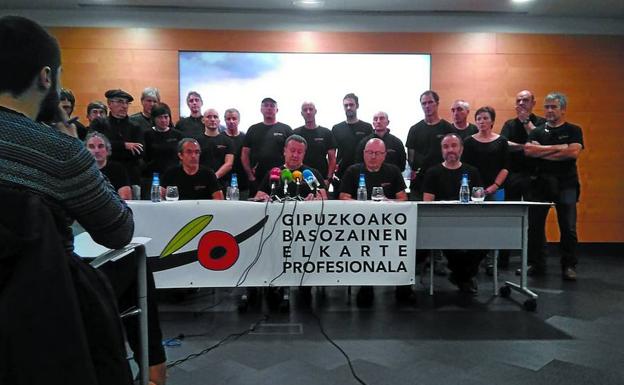 La asociación profesional de guardas de monte de Gipuzkoa, ayer durante la rueda de prensa. 