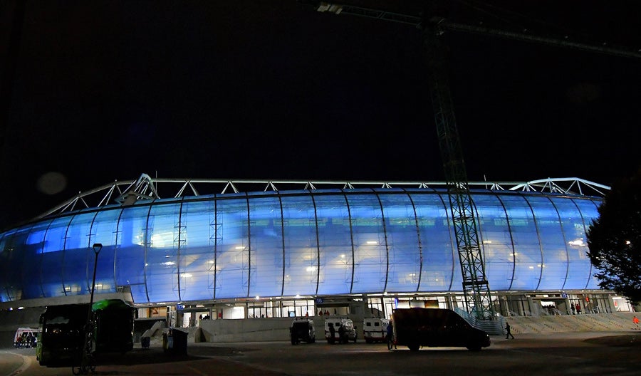 El material azul (EFTE) que rodea ya buena parte del estadio de Anoeta lució así de espectacular este pasado sábado durante el encuentro de rugby disputado por las selecciones de Samoa y Estados Unidos.