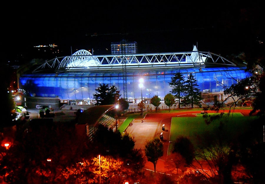 El material azul (EFTE) que rodea ya buena parte del estadio de Anoeta lució así de espectacular este pasado sábado durante el encuentro de rugby disputado por las selecciones de Samoa y Estados Unidos.