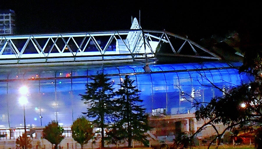 El material azul (EFTE) que rodea ya buena parte del estadio de Anoeta lució así de espectacular este pasado sábado durante el encuentro de rugby disputado por las selecciones de Samoa y Estados Unidos.