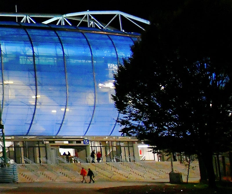 El material azul (EFTE) que rodea ya buena parte del estadio de Anoeta lució así de espectacular este pasado sábado durante el encuentro de rugby disputado por las selecciones de Samoa y Estados Unidos.