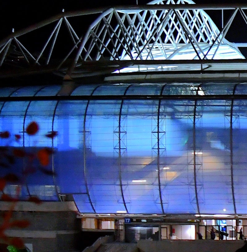 El material azul (EFTE) que rodea ya buena parte del estadio de Anoeta lució así de espectacular este pasado sábado durante el encuentro de rugby disputado por las selecciones de Samoa y Estados Unidos.