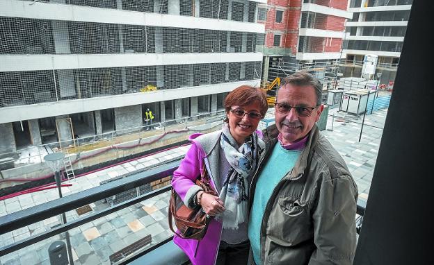 Errai Lekuona y José Manuel Iglesias, en el balcón de su nueva vivienda en Txomin. 