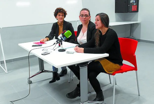 Eunate Encinas, Mónica Martínez y Miren Camisón, en la presentación de la jornada. 