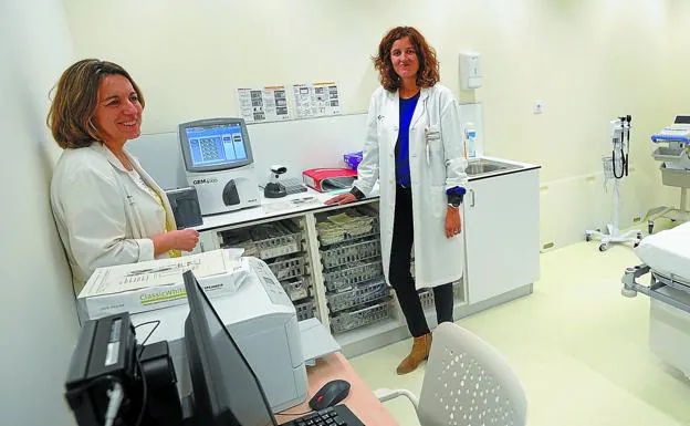 Instalaciones. Marbella García y Ana Bereciartua en una de las consultas de cardiología situada en la primera planta del Hospital. 
