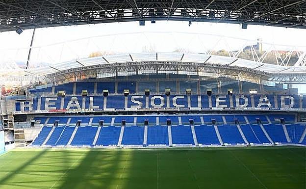 Las butacas de la grada Este muestran ya el nombre del club.