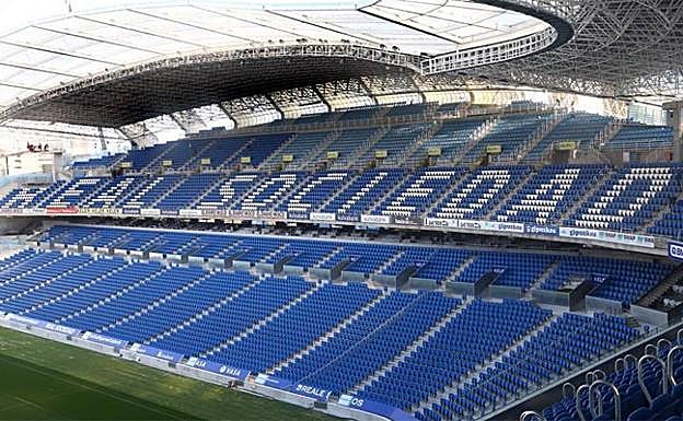 Imagen principal - Los operarios instalan la malla espacial en el córner de la Tribuna Principal y la futura Norte .