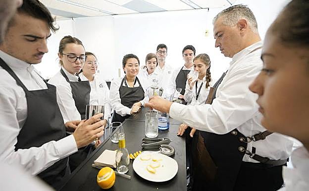Patxi Troitiño imparte una clase de coctelería en el Basque Culinary Center.