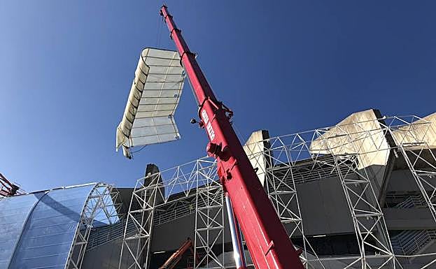 Una grúa de grandes dimensiones retira la pieza de policarbonato.