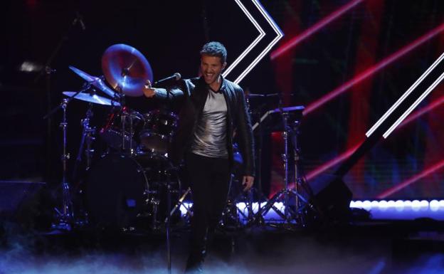 Imagen principal - Arriba, Pablo Alborán. Abajo, Jorge Drexler con sus premios y J. Balvin durante su actuación. 