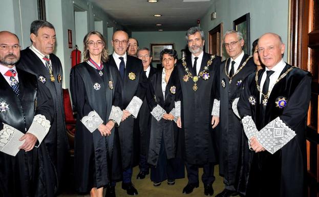 El presidente del Tribunal Supremo y del CGPJ Carlos Lesmes junto a miembros de la Sala de Gobierno del TSJ de Castilla la Mancha.