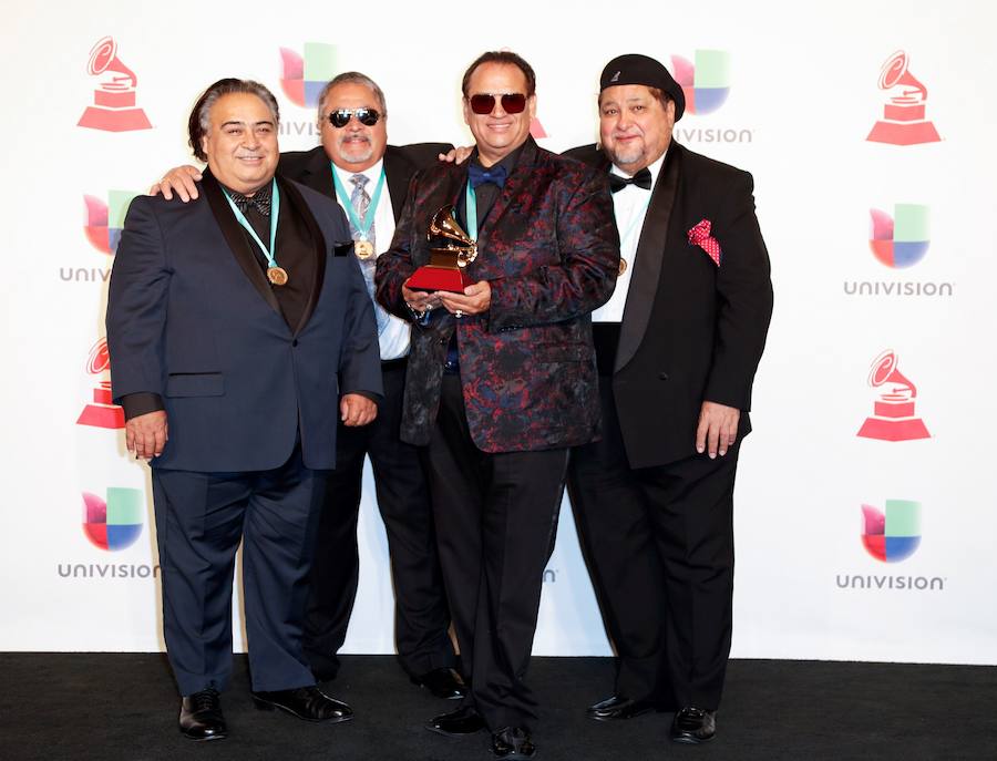 Roger Velázquez y el Latin Legendz posan con el premio al Mejor Álbum Tejano.