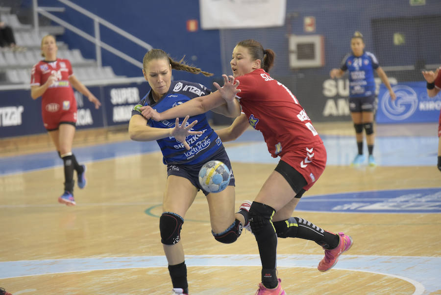 Las de Imanol Álvarez han caído en el Gasca ante el Dunaujvaros (22-23), pero la renta de ocho goles que traían de Hungría les ha dado la clasificación