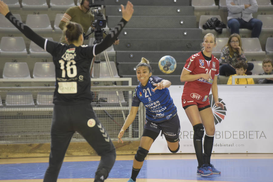 Las de Imanol Álvarez han caído en el Gasca ante el Dunaujvaros (22-23), pero la renta de ocho goles que traían de Hungría les ha dado la clasificación