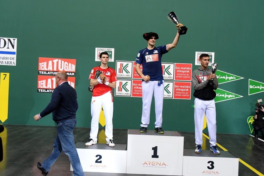 Joseba Ezkurdia es el nuevo campeón del Cuatro y Medio tras arrebatar la txapela a Jokin Altuna con la victoria por 17-22 en la final disputada este domingo en un Navarra Arena de Pamplona lleno con 3.000 espectadores.