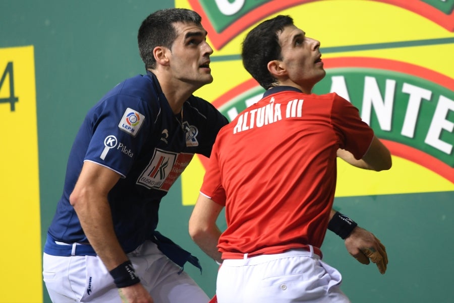 Joseba Ezkurdia es el nuevo campeón del Cuatro y Medio tras arrebatar la txapela a Jokin Altuna con la victoria por 17-22 en la final disputada este domingo en un Navarra Arena de Pamplona lleno con 3.000 espectadores.