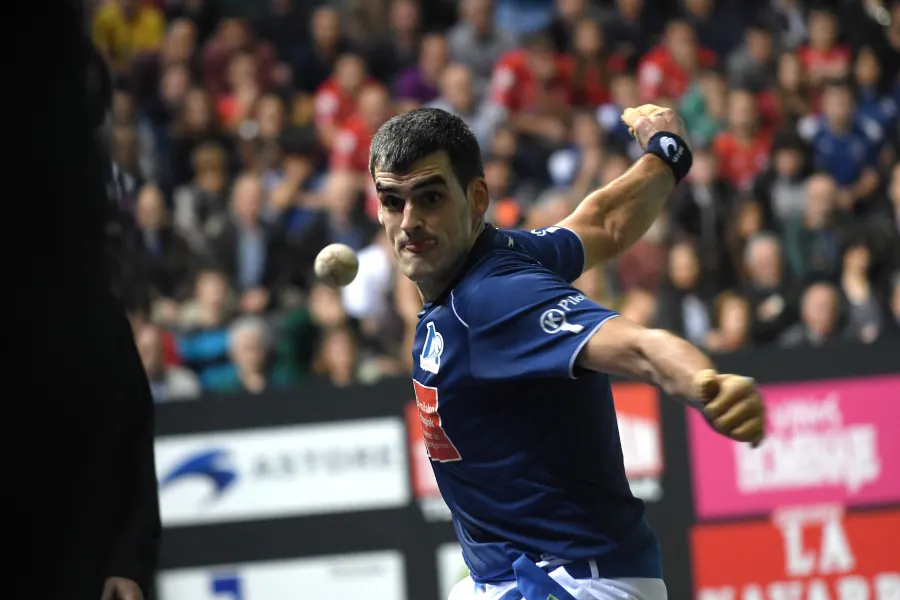 Joseba Ezkurdia es el nuevo campeón del Cuatro y Medio tras arrebatar la txapela a Jokin Altuna con la victoria por 17-22 en la final disputada este domingo en un Navarra Arena de Pamplona lleno con 3.000 espectadores.