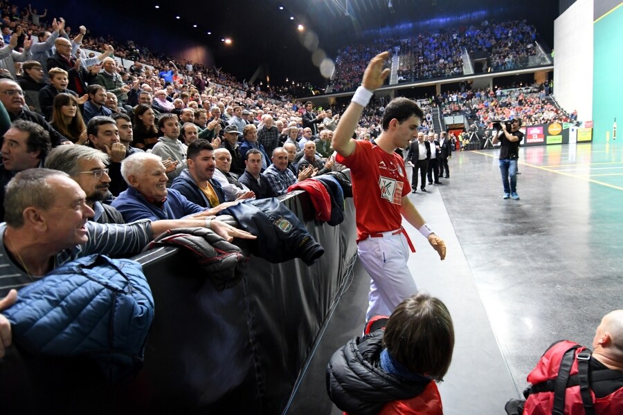 Joseba Ezkurdia es el nuevo campeón del Cuatro y Medio tras arrebatar la txapela a Jokin Altuna con la victoria por 17-22 en la final disputada este domingo en un Navarra Arena de Pamplona lleno con 3.000 espectadores.