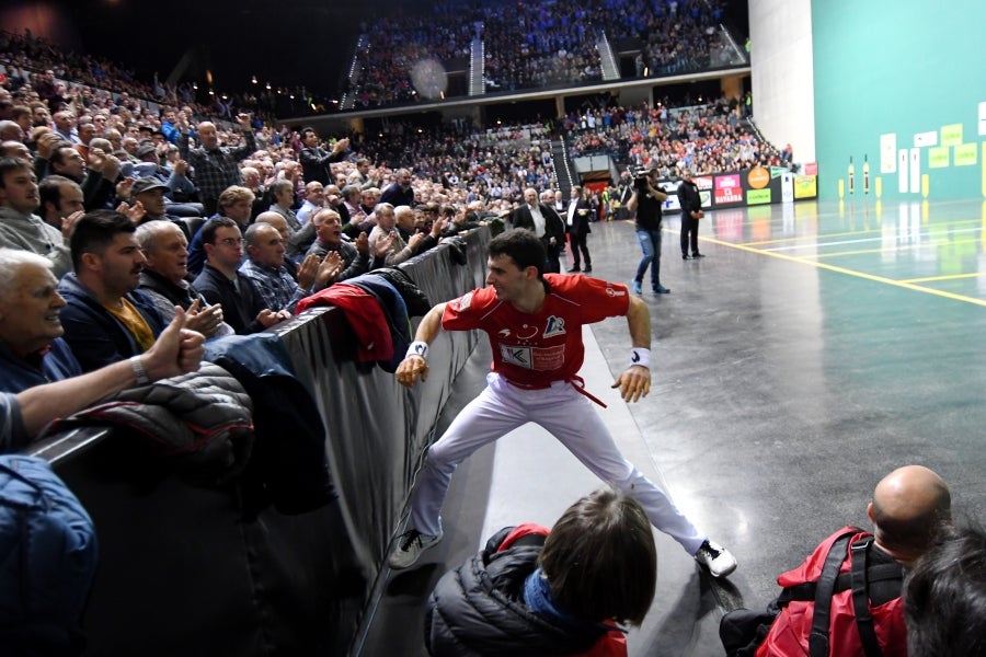 Joseba Ezkurdia es el nuevo campeón del Cuatro y Medio tras arrebatar la txapela a Jokin Altuna con la victoria por 17-22 en la final disputada este domingo en un Navarra Arena de Pamplona lleno con 3.000 espectadores.