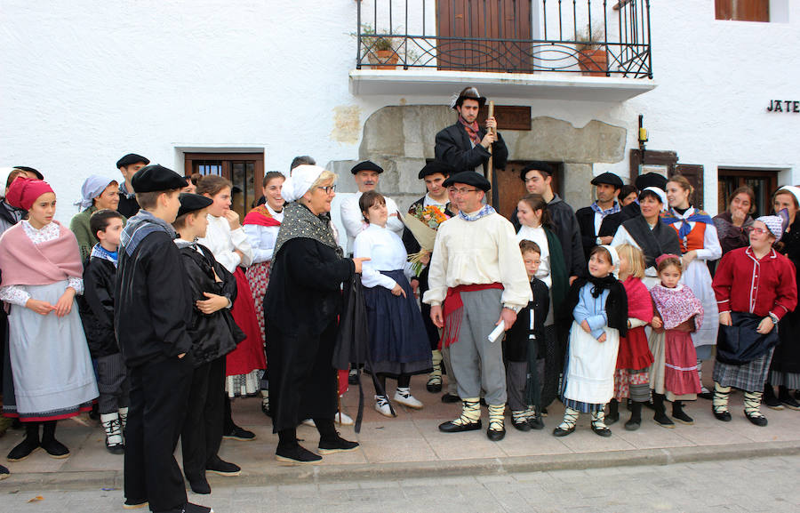 Jendetza izan zen Altzon, atzo egindako 'Gure Handiaren ibilerak' antzerki ibiltarian.