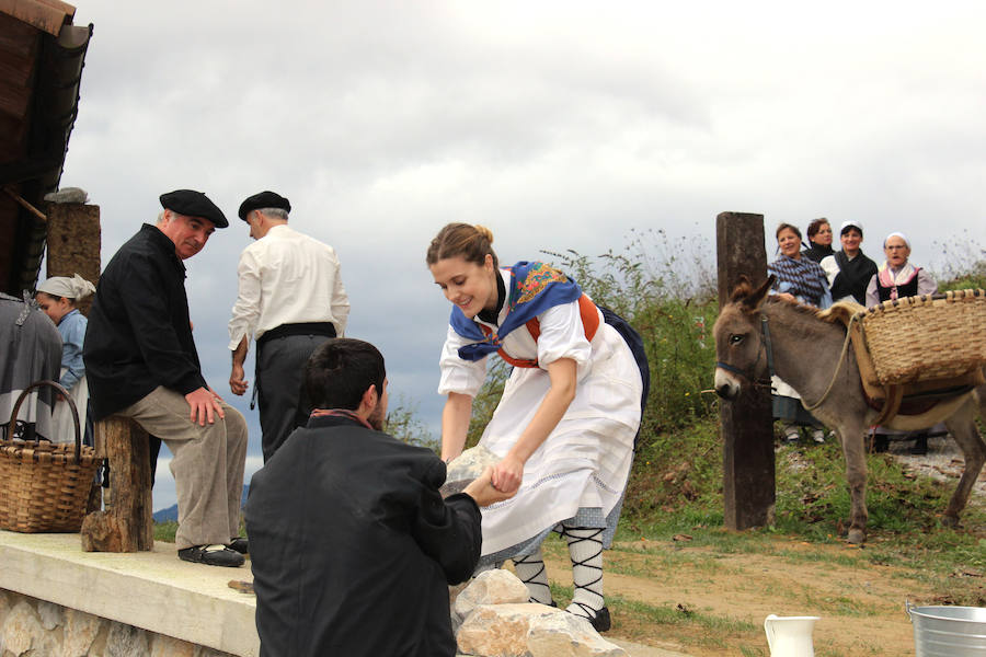 Jendetza izan zen Altzon, atzo egindako 'Gure Handiaren ibilerak' antzerki ibiltarian.
